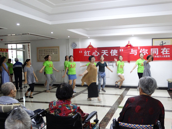 關愛老人情暖中秋掇刀人民醫院紅心天使服務隊走進養老院